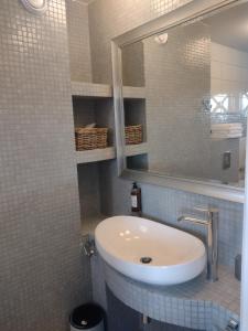 维塞乌卡维塞乌卡维拉公园酒店&spa的一间带水槽和镜子的浴室