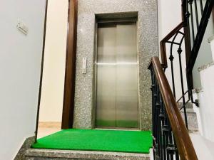 古尔冈Olive Service Apartments - DLF Cyber City的电梯前设有绿地的楼梯