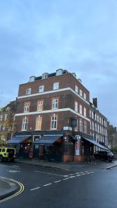 伦敦Three Falcons的街道拐角处的一块大砖砌建筑