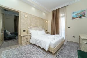 地拉那Olimpic Hotel的卧室配有一张白色大床