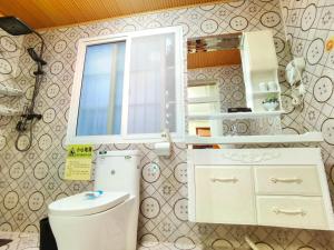 丽江丽江妈妈纳西家庭客栈的一间带卫生间和窗户的浴室