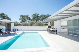 拉多斯VillaPhysis with Private Pool的一个带庭院和房子的游泳池
