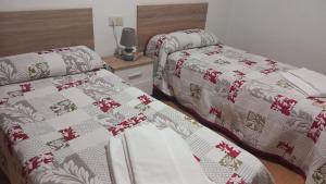 卡尔达斯·德·雷斯Alojamiento Caldas de Reis的卧室内两张并排的床