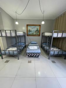 马瑙斯Aldeia Hostel II的一间设有三张双层床的客房
