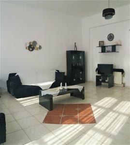 VívlosAkakia Residence - Vivlos Village的带沙发和咖啡桌的客厅