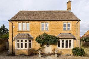 奇平卡姆登Chipping Campden - Cotswolds private house with garden的白色窗户的古老砖屋