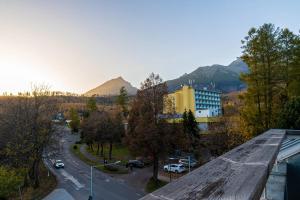 塔查斯卡-鲁穆尼卡Bel Hostel的享有以山脉为背景的城市美景