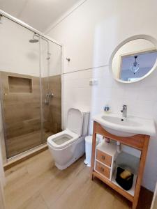 英雄港Charme Apartment Center的浴室配有卫生间、盥洗盆和淋浴。