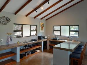 ManguziKosi Bay Casitas的一个带柜台和一些窗户的大厨房