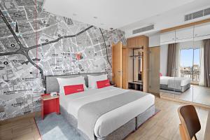 利雅德IntercityHotel Riyadh Malaz的酒店客房设有一张大床和一张地图