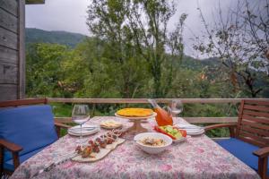 K'edaSAKREFELA的餐桌,带食物盘和酒杯
