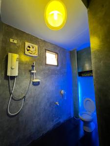 Ban Mae Kham Lang WatThe Green Season Resort的带淋浴、卫生间和灯的浴室