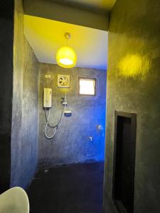 Ban Mae Kham Lang WatThe Green Season Resort的一间浴室,配有黄色灯和淋浴