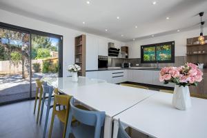格里莫Villa Ryx的厨房配有白色的大桌子和椅子