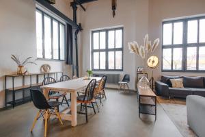 马格德堡ElbQuartier Apartments Magdeburg 'Fabrik61'的客厅配有桌椅