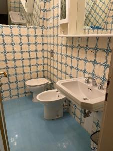 格拉多Bruseschi的浴室设有2个卫生间和水槽