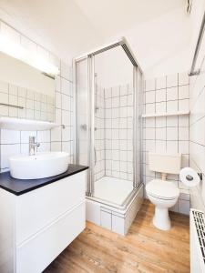 诺德奈Haus Menno Janssen - Doppelzimmer的白色的浴室设有水槽和卫生间。