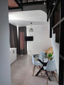 卡拉马塔Pagani Blue - Luxury Maisonette B3的厨房以及带桌椅的用餐室。