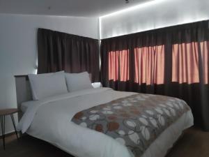 卡拉马塔Pagani Blue - Luxury Maisonette B3的一间卧室设有一张大床和一个窗户。