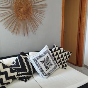 圣玛丽亚纳瓦雷Guest House Oleandro IUN 2727的以及一张带枕头的沙发