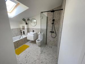 布里斯托Ideal Bristol getaway - 3 bed harbourside home的带淋浴、卫生间和盥洗盆的浴室