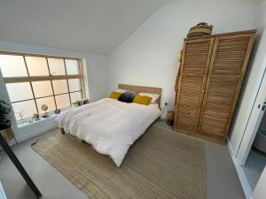 布里斯托Ideal Bristol getaway - 3 bed harbourside home的一间卧室设有一张床和一个大窗户