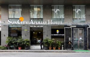 孟买Hotel Suncity Apollo, Colaba的一个人站在酒店外面