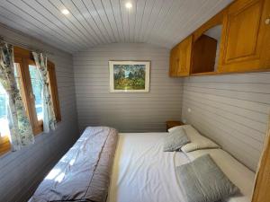 波尔图Camping Les Oliviers的一间小卧室,角落里设有一张床