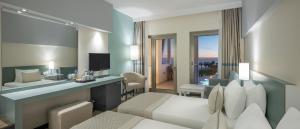 锡德Arcanus Hotels Sorgun - Ultra All Inclusive的酒店客房设有一间带一张床和一张书桌的卧室