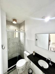 布希奥斯Dimare Búzios - Casa Exclusiva no Centro - Próximo à Rua das Pedras的浴室配有卫生间、盥洗盆和淋浴。