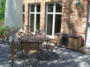 朗克维茨Bauernkate Seerose的庭院配有桌椅和壁炉。