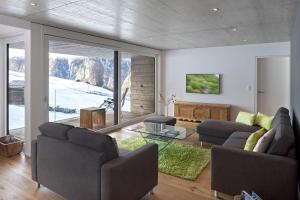 格雷兴Sera Lodge的客厅设有两张沙发和一个大窗户