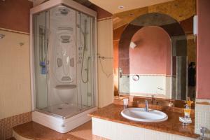 利莫内-苏尔加达Guesthouse "Villa Tamas"的带淋浴和盥洗盆的浴室
