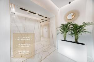 斯维诺乌伊希切Aurum Aparthotel - Nowe Apartamenty blisko Plaży - Neue Appartements in Strandnähe的墙上有两株植物的大堂