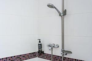 兰迪德诺Esplanade Hotel Llandudno的浴室设有红色瓷砖和淋浴。