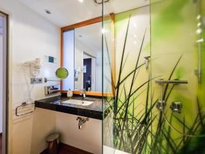 杜塞尔多夫Valemi Stay - Selfservice的一间带水槽和淋浴的浴室