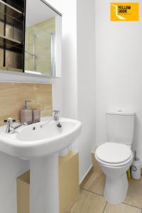 邓迪Baxter Park - City Base的浴室配有白色水槽和卫生间。
