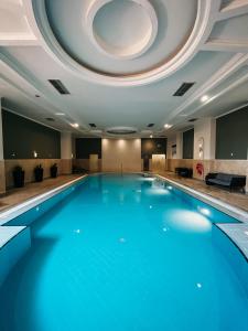 奥霍斯德古阿TUI BLUE Falesia - Adults Only的一个带天花板的大型游泳池