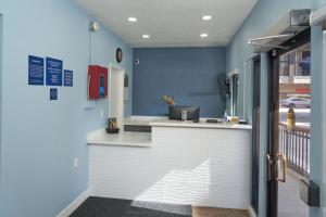 山景城Hotel Aria的厨房配有白色的柜台和蓝色的墙壁