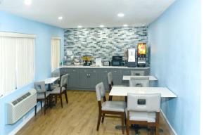 山景城Hotel Aria的一间拥有蓝色墙壁和桌椅的用餐室