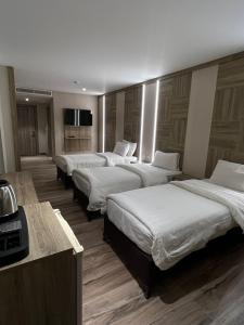 亚喀巴马斯乐园酒店的酒店房间一排四张床