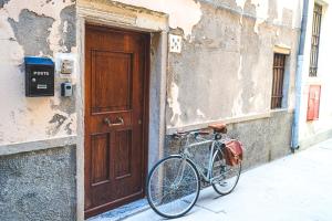 基奥贾Casetta Stretta Bersaglio的停在有门的建筑物旁边的自行车