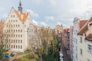 格但斯克Apartment Old Town Gdańsk by Renters的享有拥有建筑和树木的城市美景