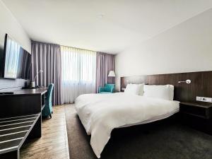 杜塞尔多夫Valemi Stay - Selfservice的酒店客房设有一张大床和一台电视。