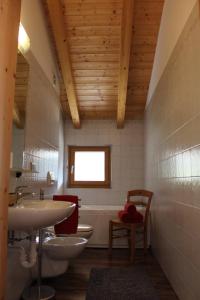丰多Agritur Fiore的浴室设有2个卫生间、水槽和浴缸。