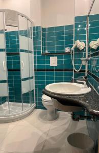 利沃诺欧罗巴派金酒店的一间带水槽、卫生间和淋浴的浴室