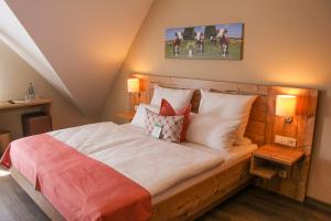 伯布林根族瑞特酒店及餐厅的一间卧室配有一张带枕头的大型木制床。