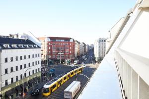 柏林罗森塔尔公寓式酒店的享有一条黄色巴士城市街道的景色