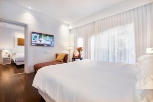 米兰Magna Pars l'Hotel à Parfum的白色的卧室设有一张大床和一个窗户