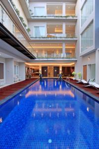 库塔欧哈纳库塔酒店的大楼内的大型游泳池
